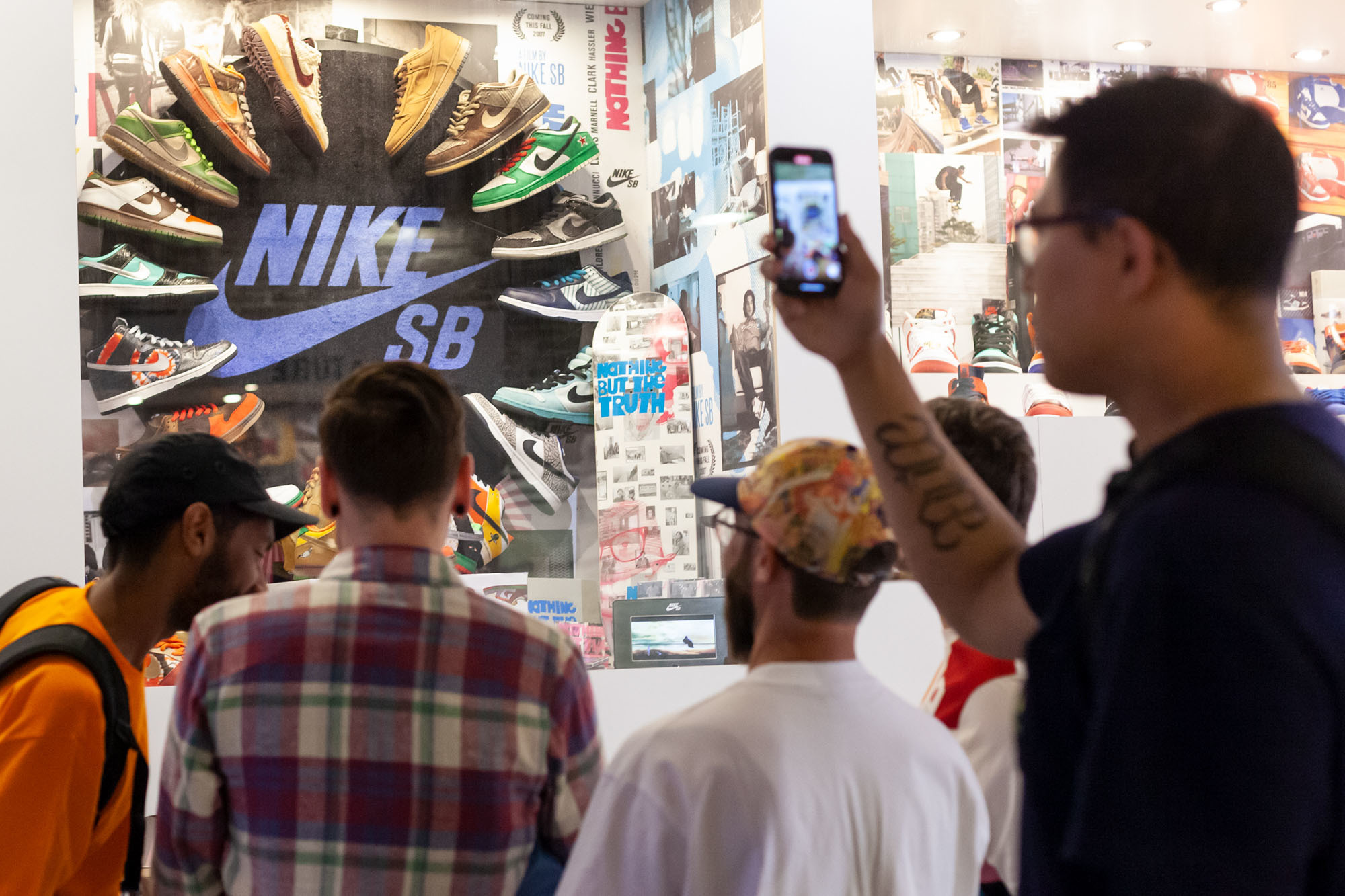 Communauté rassemblée autour de l'exposition Nike SB Europe Tour