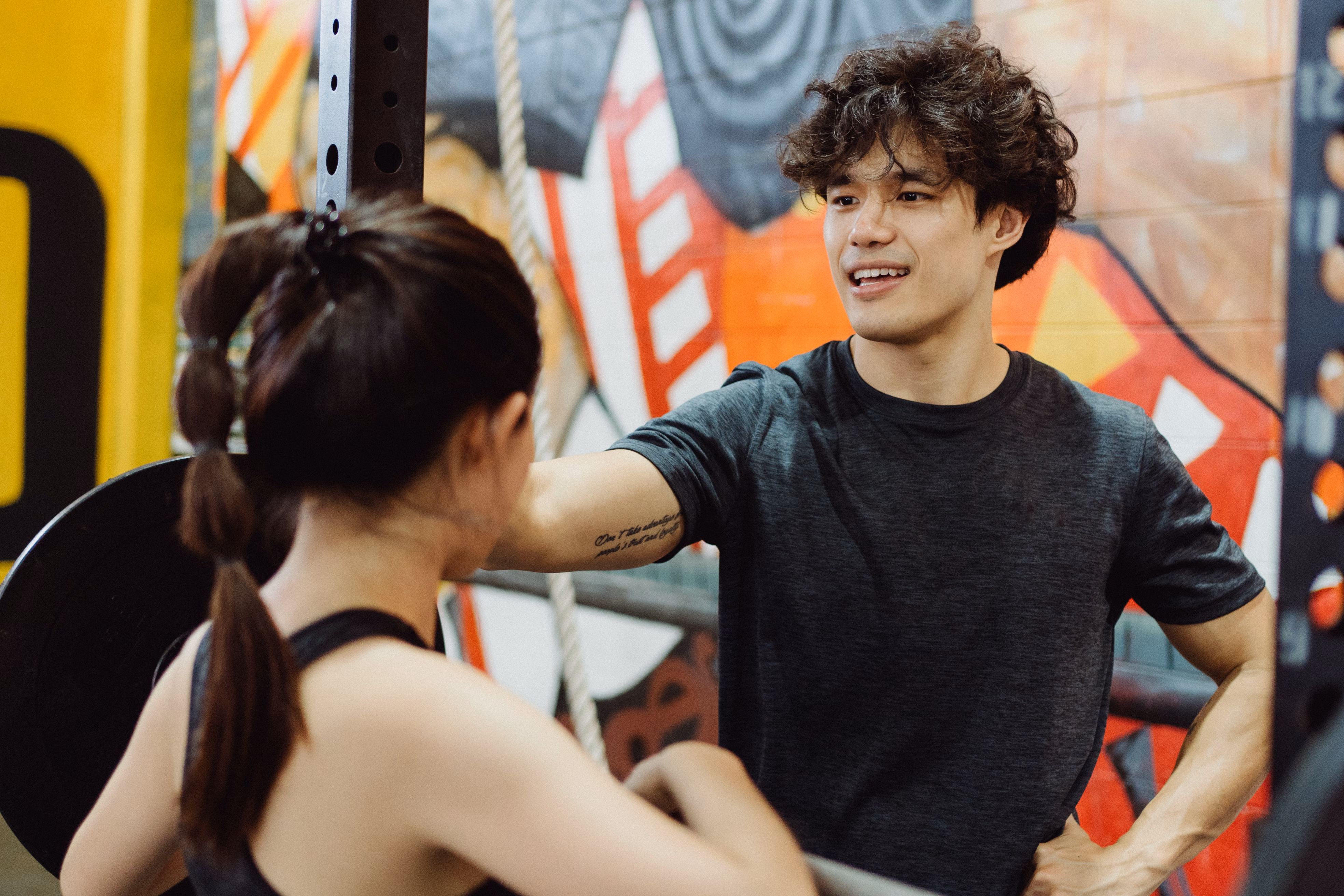 Coach fitness avec client en séance